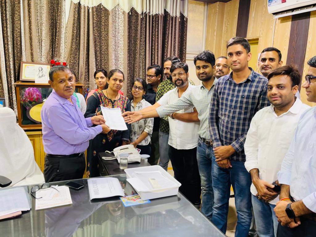 बजट घोषणा की बिन्दु संख्या 155 के आदेश प्रसारित करने हेतु 21 अगस्त 2023 से जयपुर में होने वाले JENs के अनिश्चितकालीन महापड़ाव की सूचना हेतु पावर इंजीनियर्स एसोसिएशन ऑफ राजस्थान के तत्वाधान में डूंगरपुर में <a href="/ashokgehlot51/">Ashok Gehlot</a> जी के नाम ज्ञापन कार्यक्रम #JEN_MAHAPADAV2 <a href="/1stIndiaNews/">First India News</a>