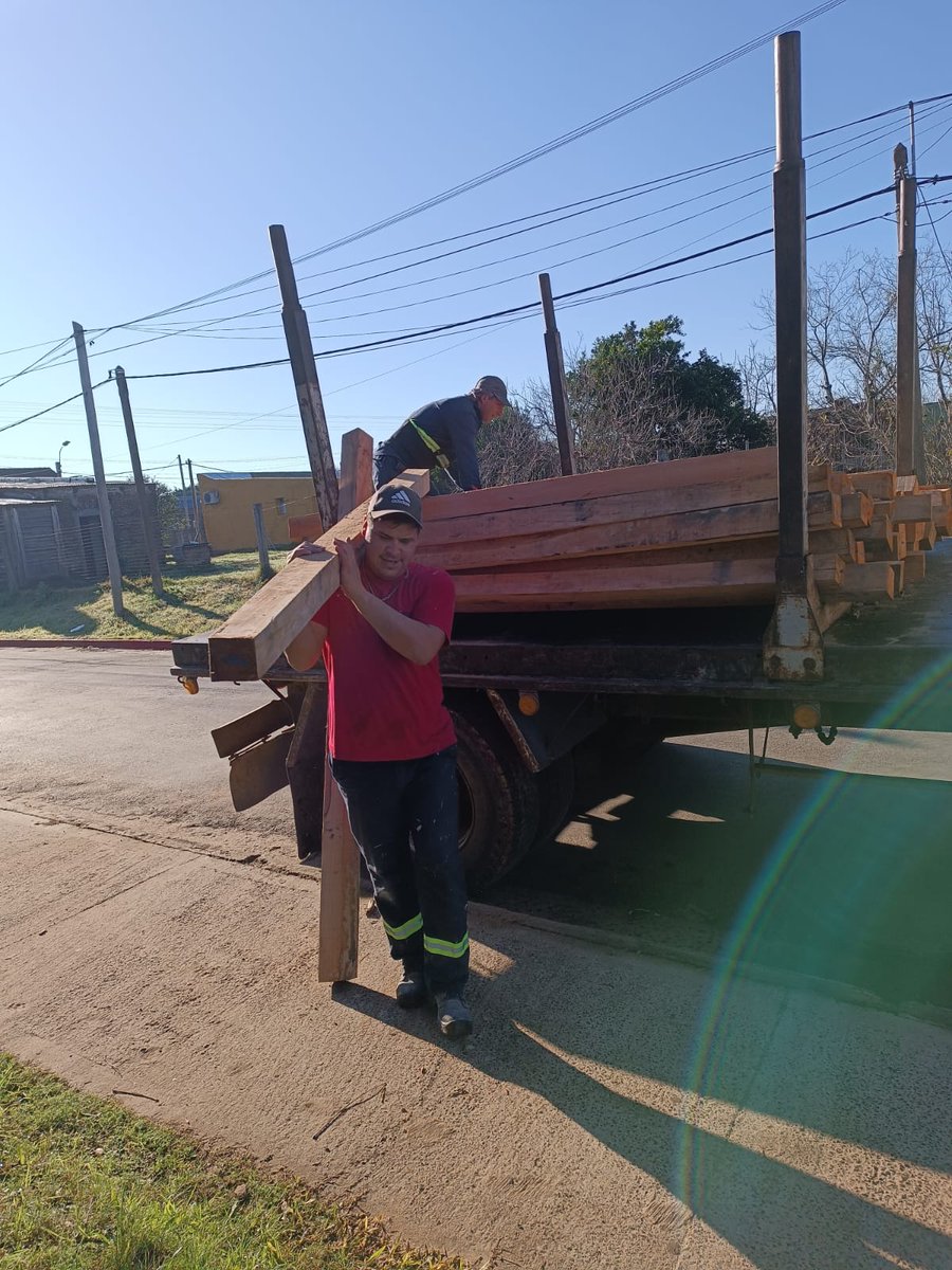 ASSEcomunica's tweet photo. Recibimos de la empresa Cofusa, 111 postes de eucalipto colorado para el cierre del predio de la Policlínica de #Tranqueras, que se encuentra en plena ejecución de obras de ampliación y remodelación e integra la Red de Atención Primaria #RAP de #Rivera #Solidaridad https://t.co/cY7qPrwzFk