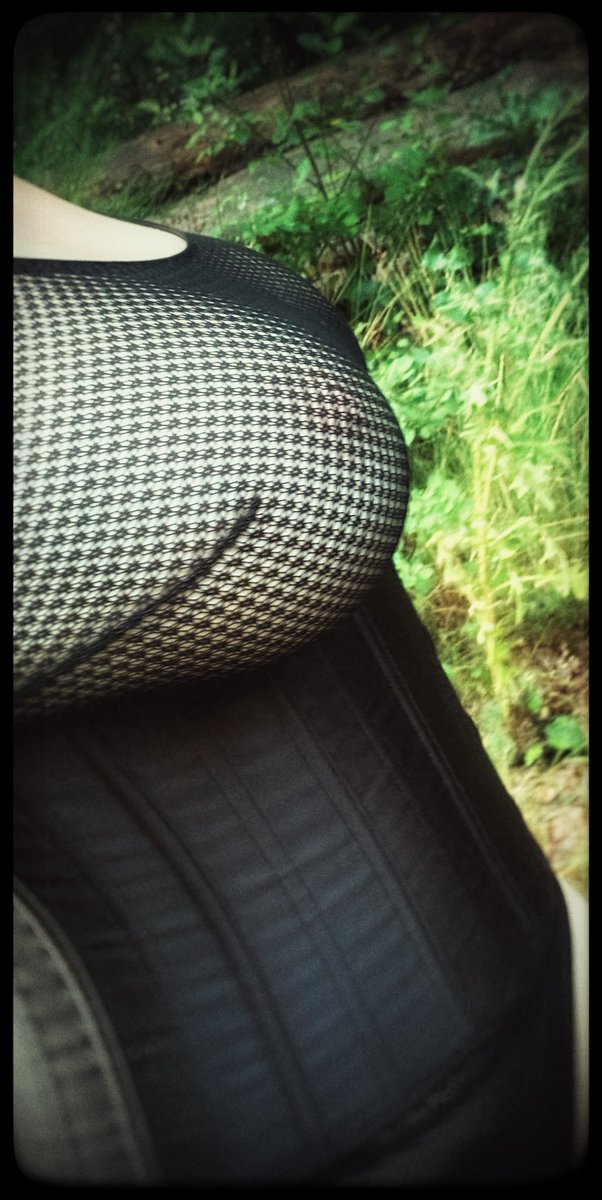 TraumerinJ's tweet photo. Neulich beim Spaziergang im Wald.
#corsage #schwarz #black #brüste #boobs #netzoutfit #frivol https://t.co/a0SNTIp1z4