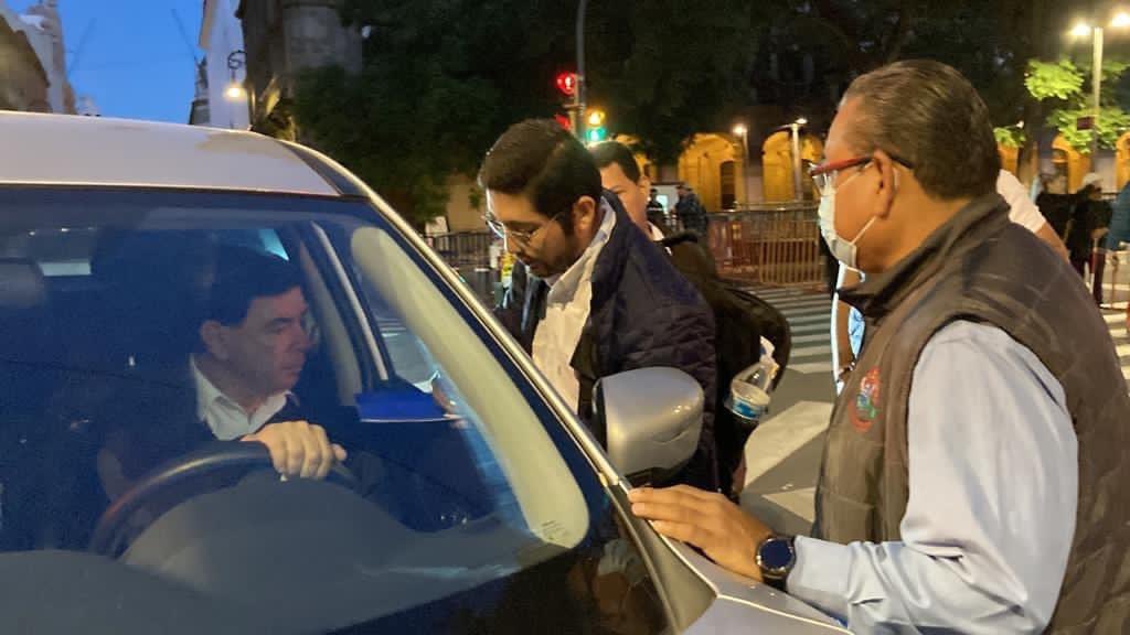 Abordamos al Lic. Jesús Cuevas Ramírez, vocero del Presidente <a href="/lopezobrador_/">Andrés Manuel</a> , para hacerle de conocimiento que tenemos 5 compañeros en huelga de hambre desde hace 6 días y un compañero en huelga extrema hace 17 horas. 

¡Queremos solución!

#PorUnaJubilacionDigna <a href="/CiroGomezL/">Ciro Gómez Leyva</a>