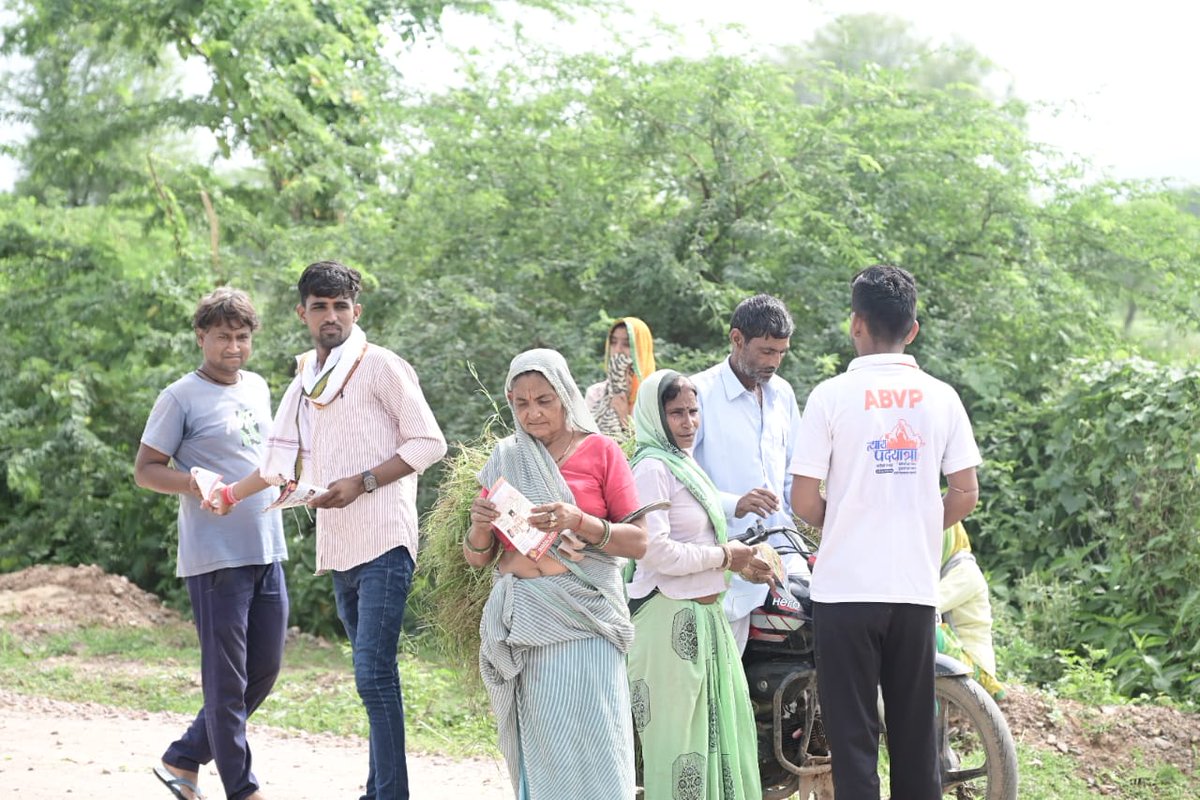 ABVPVoice's tweet photo. राजस्थान की अत्याचारी और भ्रष्टाचारी सरकार के कुशासन का विरोध करेंगे,
लाखों युवाओं और बहन-बेटियों को न्याय अवश्य दिलाकर रहेंगे। 

#न्याय_पदयात्रा के पांचवें दिन के मार्ग लालसोट से तुंगा के बीच की कुछ झलकियां। राजस्थान की जनता आने वाले समय में अपने कर्तव्य का निर्वहन करके राजस्थान की खिलजी सरकार को आईना अवश्य दिखाएगी।

#NyayPadYatra
