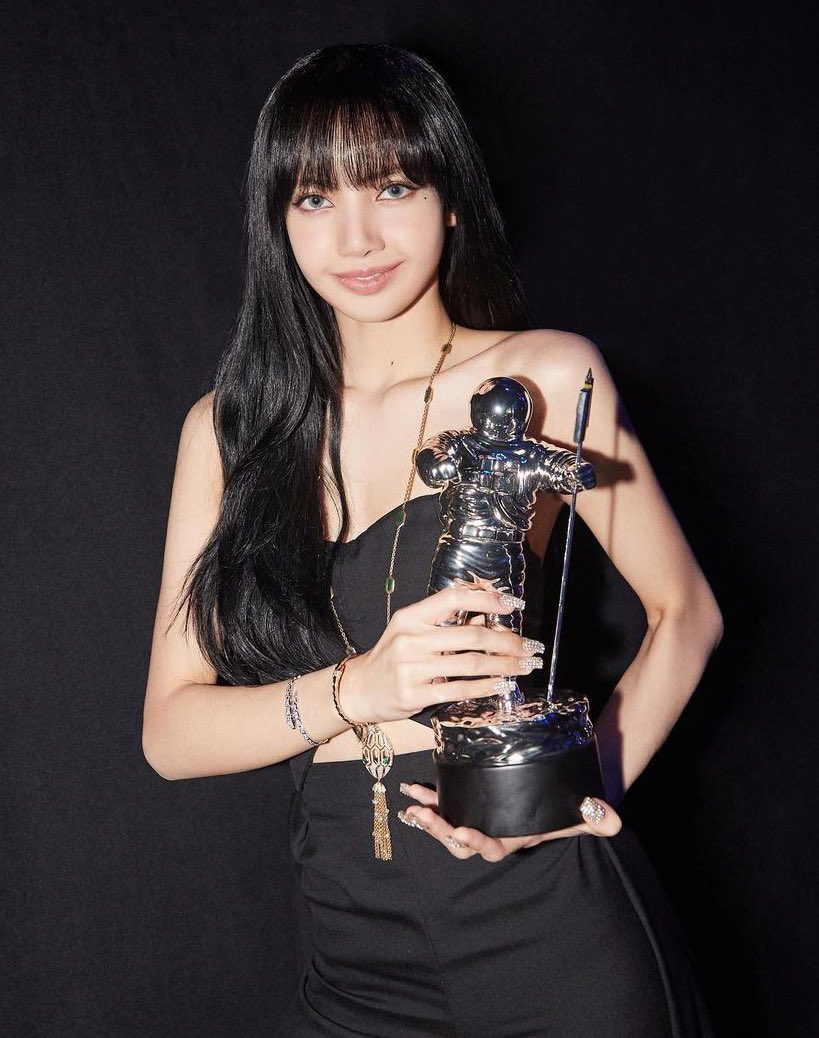 from ROOKIE to LEGEND! 

7YEARS DEBUT LISA
#7YearsWithBLACKPINK