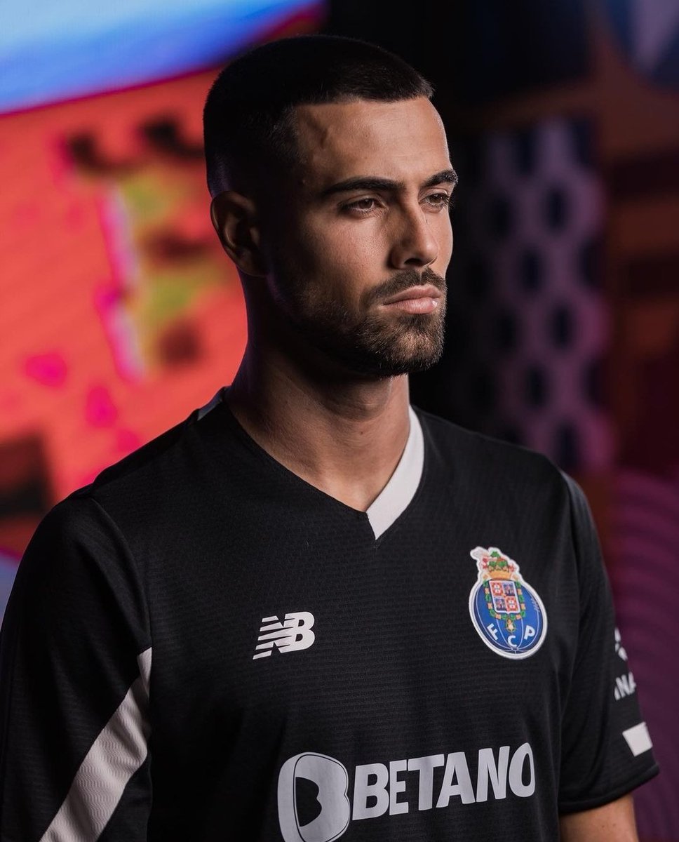temos de admitir que, com a chegada do Trubin ao benfica, o Diogo Costa continua a ser de longe, o melhor guarda redes em Portugal.