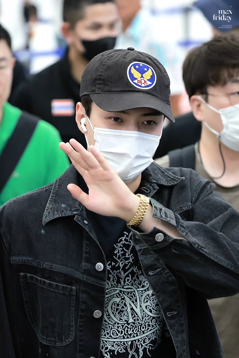 xunhuas's tweet photo. HD photos of Sehun and Chanyeol at BKK Airport on their way back to Seoul, Korea today 📸✈️🇰🇷 https://t.co/bkTKr31KYI