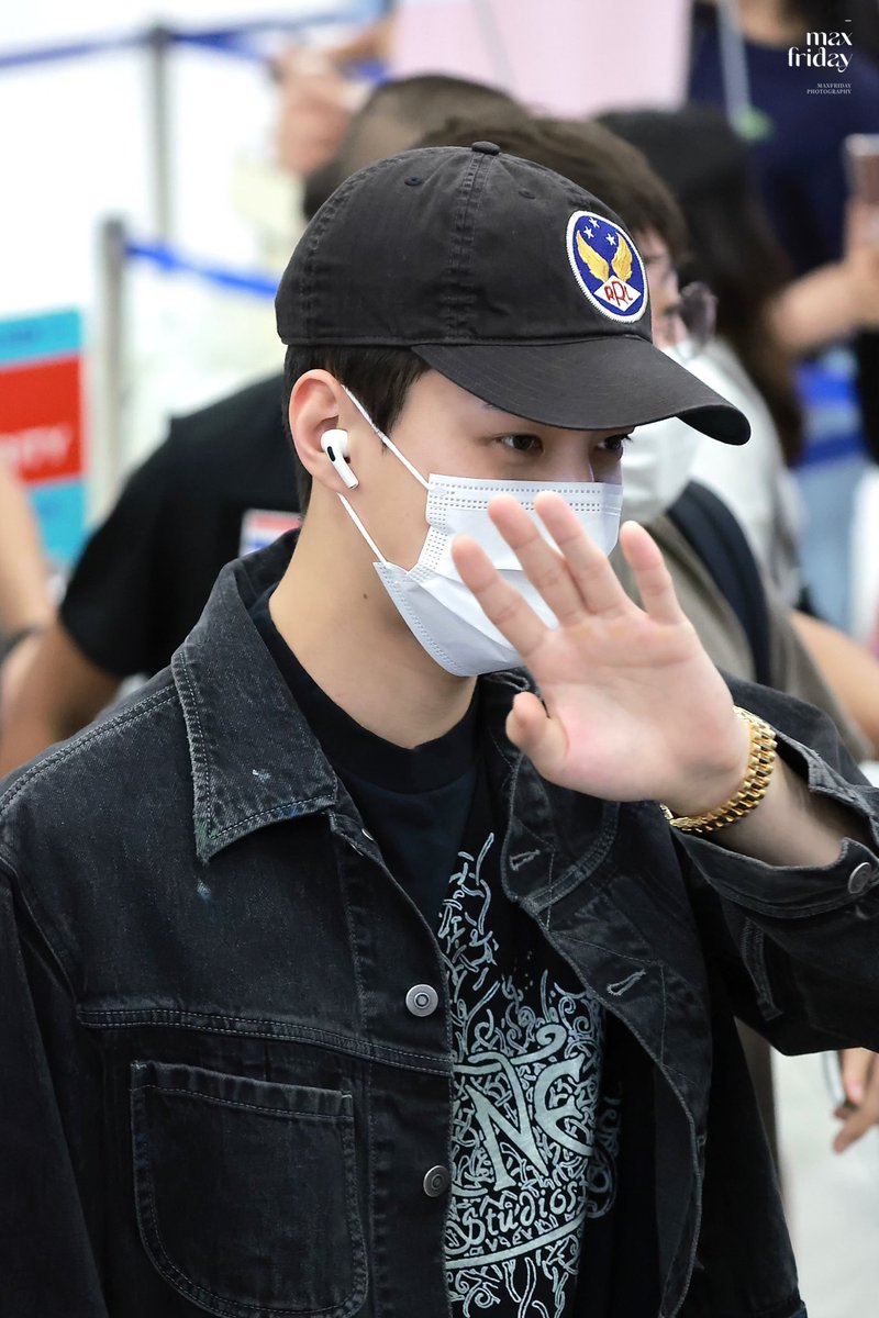 xunhuas's tweet photo. HD photos of Sehun and Chanyeol at BKK Airport on their way back to Seoul, Korea today 📸✈️🇰🇷 https://t.co/bkTKr31KYI