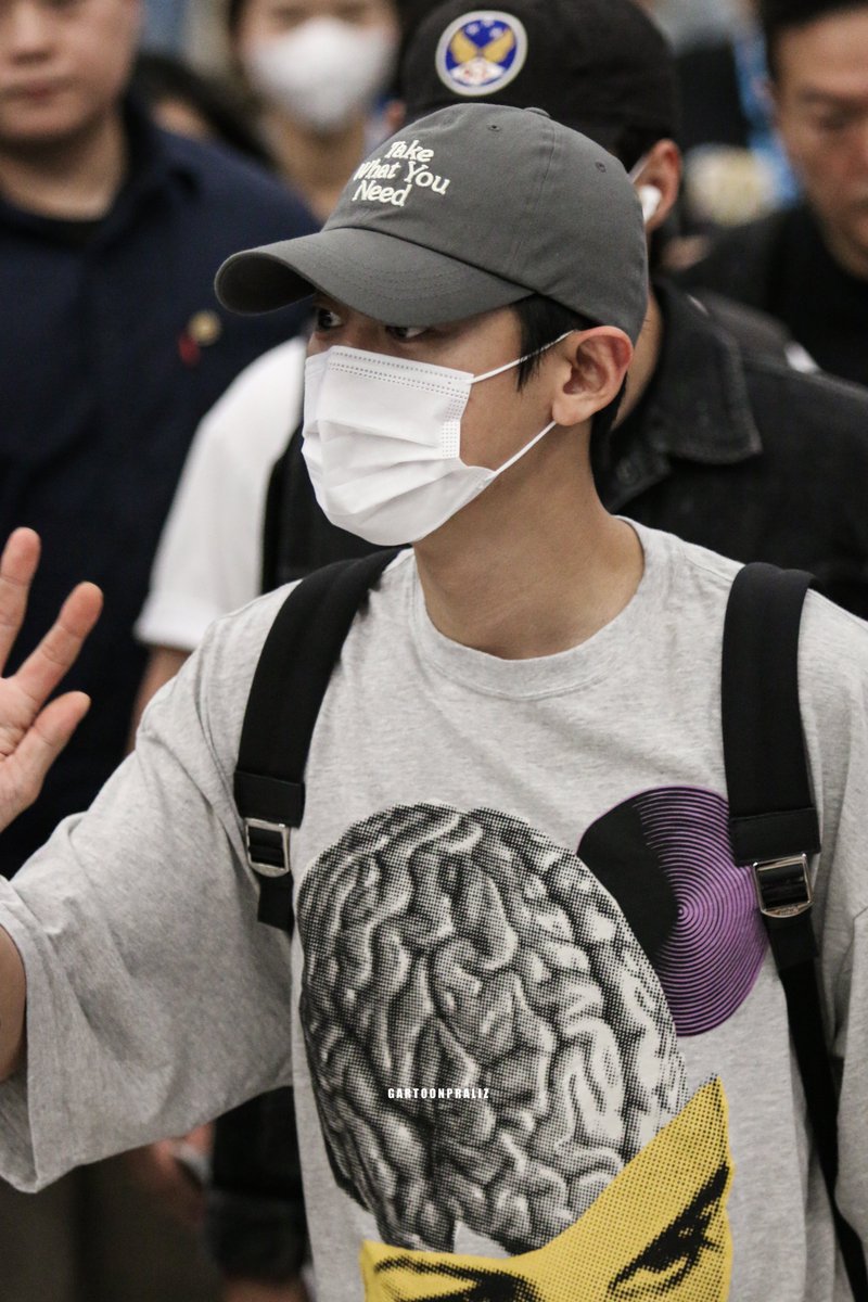 xunhuas's tweet photo. HD photos of Sehun and Chanyeol at BKK Airport on their way back to Seoul, Korea today 📸✈️🇰🇷 https://t.co/bkTKr31KYI