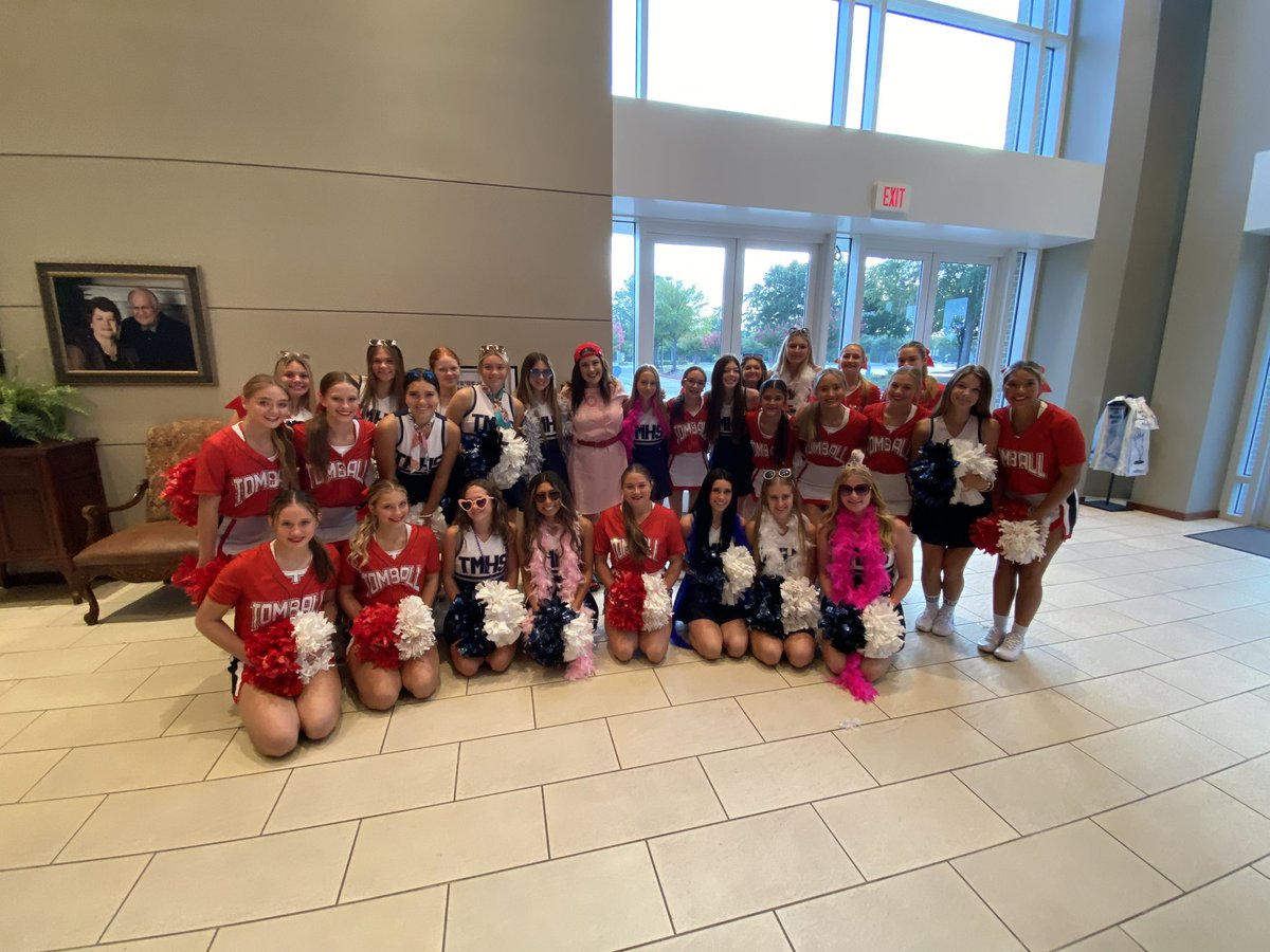 TMHSCheer2020's tweet photo. ⭐️⭐️The Stars of Tomball⭐️⭐️ THS❤️ & TMHS💙 cheerleaders and mascots loved welcoming all of the @tomballisd teachers and staff back for another amazing year 🏆 #thscheer #tmhscheer #tisd #starsoftomball https://t.co/dZIliJiI3f