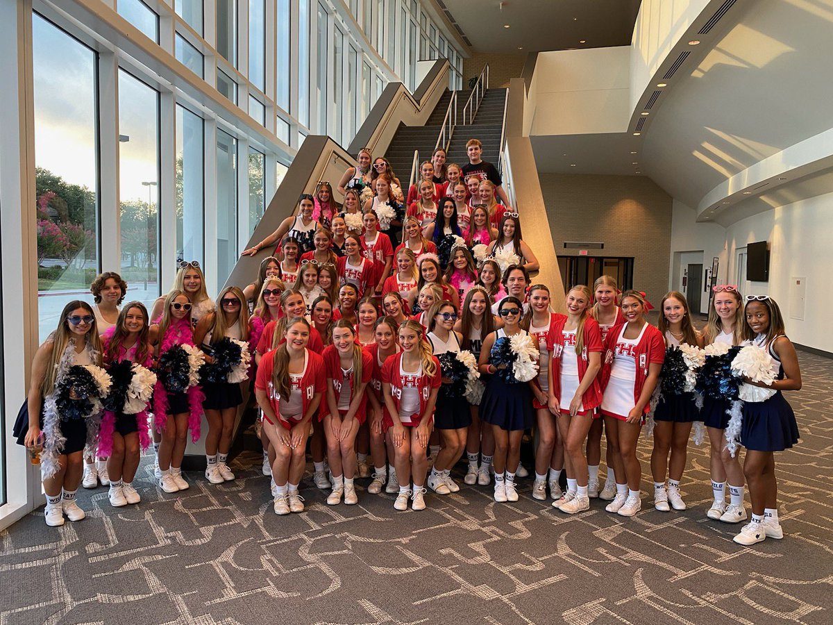 TMHSCheer2020's tweet photo. ⭐️⭐️The Stars of Tomball⭐️⭐️ THS❤️ & TMHS💙 cheerleaders and mascots loved welcoming all of the @tomballisd teachers and staff back for another amazing year 🏆 #thscheer #tmhscheer #tisd #starsoftomball https://t.co/dZIliJiI3f