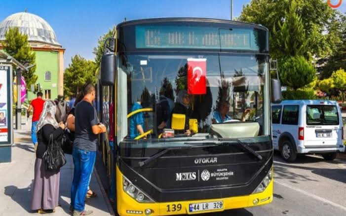 kiirkdort's tweet photo. MOTAŞ yeni tarifeyi açıkladı.

Sivil: 10 TL
Öğrenci: 7 TL

120 binişlik öğrenci abonmanı 250₺ https://t.co/Ou14Um4r0t