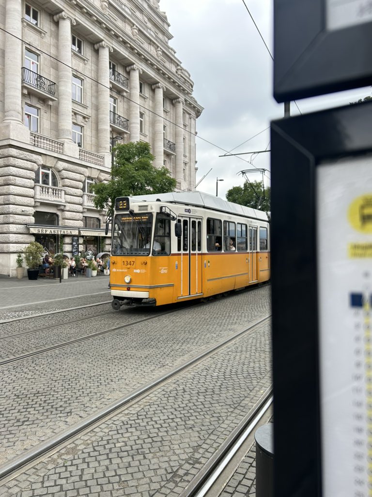 martin_speer's tweet photo. Etappe 2 - Wer nicht genug vom Bahnfahren hat, dem sei in #Budapest eine Fahrt mit der historischen Tramlinie 2 entlang der Donau empfohlen. Außerdem ein Kaffee und Stück Kuchen in einem der Kaffeehäuser.

#HellasExpress https://t.co/hVzH3W9qsa
