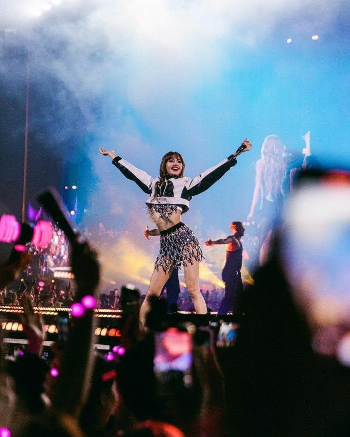 From “Who’s that girl?” to being “The Greatest of All Time” i’m not crying, you are! 😭

7YEARS DEBUT LISA 
#7YearsWithBLACKPINK