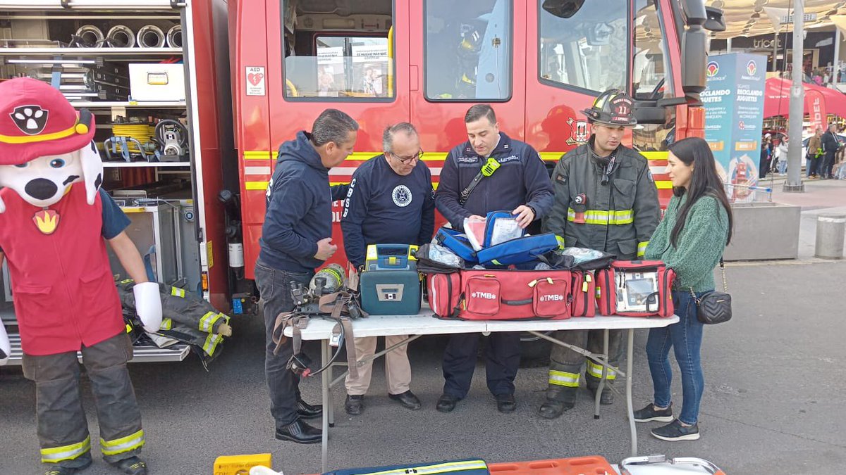 Bomberos_MetSur's tweet photo. Como parte de las actividades del #DiadelNiño junto al  @cbsanbernardo se realizó una exposición de equipos, 🚒 y #bomberos que compartieron con los más pequeños de @munielbosque 

Nuestra institución estuvo a cargo de #SuperintendenteCBMS y #Capitan @BombaCanadaCBMS https://t.co/YlId1B1E7d