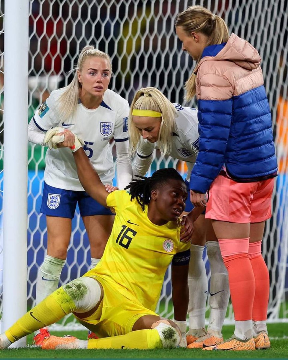 twitt_king's tweet photo. This isthe best photo of Women supporting Women on the internet today.
After the game, with Nnadozie in tears, Alex Greenwood, Chloe Kelly and Hannah Hampton went to console and circled her preventing the camera from recording her weak moment.
#ENGvsNGA
#FIFAWomensWorldCup2023 https://t.co/HfPZo8bjmT
