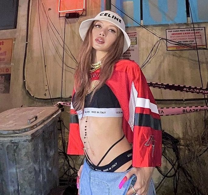 happy 7 years to lisa who began her success journey by debuting as a member of blackpink to becoming one of the biggest female artists in kpop.. so incredibly proud of her as a soloist and as a member of blackpink and of how hard she's worked to get there. truly a superstar ✨