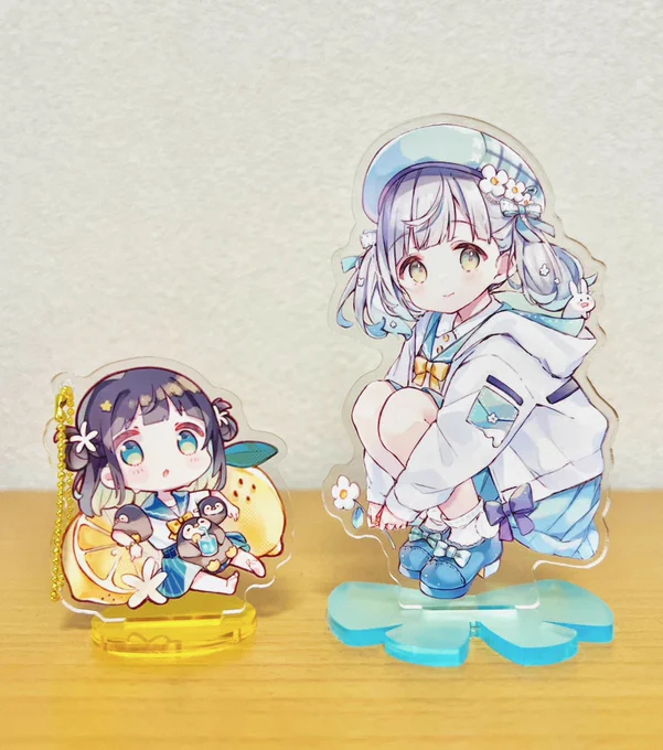 夏コミで頒布予定のアクリルスタンドです!台座がそれぞれしずくとリボンの形になっています 