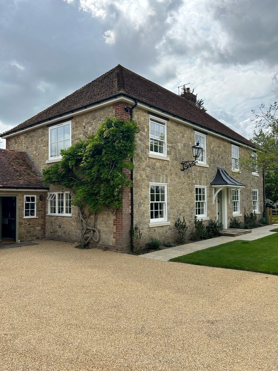 RoseviewWindows's tweet image. The Ultimate Rose sash windows in this very pretty property! 🌹👌
