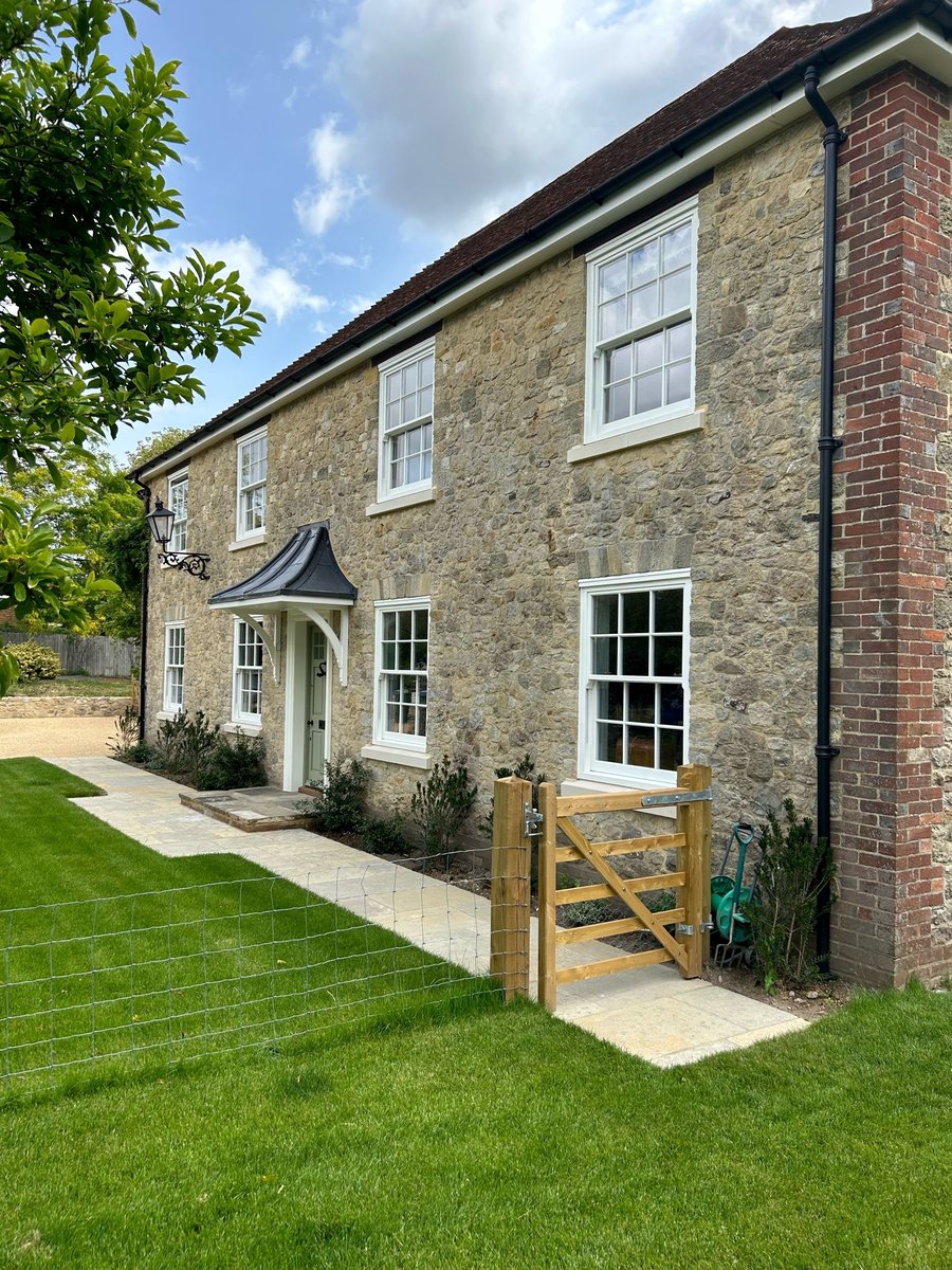 RoseviewWindows's tweet image. The Ultimate Rose sash windows in this very pretty property! 🌹👌