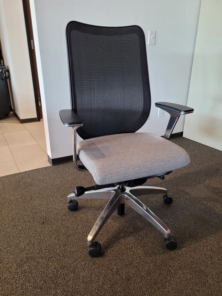 TOPSTEXAS's tweet image. Several new-to-you models of used office chairs arriving now!