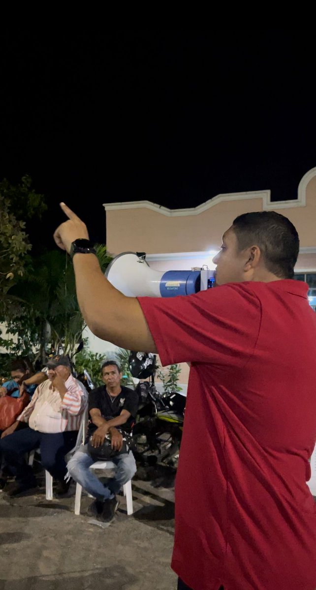 BNova53's tweet photo. Empezó con pie derecho el ingeniero Julio Hoyos Zapata que busca una curul en el concejo de montería, la noche anterior se reunió con habitantes del barrio cantaclaro sector la unión #ElCambioContinúa #CambioRadical7 #Monteria #CR7 https://t.co/vVzRzVDaxN