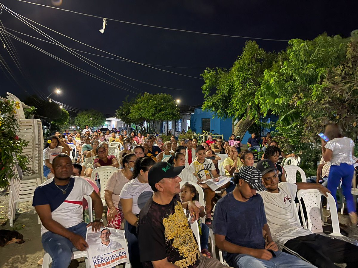 BNova53's tweet photo. Empezó con pie derecho el ingeniero Julio Hoyos Zapata que busca una curul en el concejo de montería, la noche anterior se reunió con habitantes del barrio cantaclaro sector la unión #ElCambioContinúa #CambioRadical7 #Monteria #CR7 https://t.co/vVzRzVDaxN