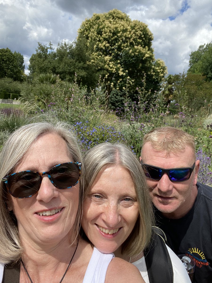 Smelling the roses 🥀 in #RegentPark today. So beautiful, a great afternoon in the sunshine ☀️