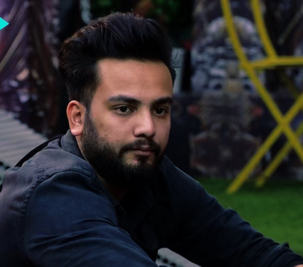 Awdarsh18's tweet photo. Reality:
He was never a friend of him. He pretend to be his friend as he was aware of his strong fanbase. He is mean, cunning and sly fox. He always try to demean and set a false narrative against him.

Stay Strong Elvish Bhai 🧿❤️ You deserve better.

#ElvishYadav #ElvishArmy https://t.co/ZRH53lVe5K