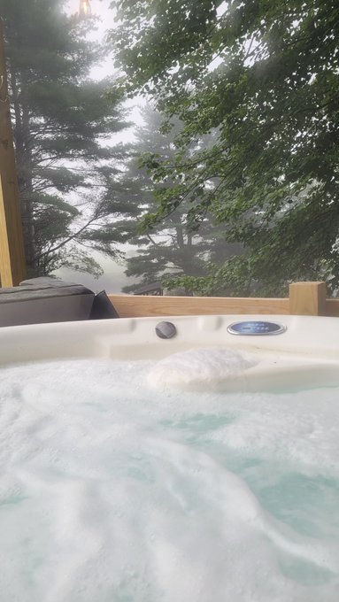Morning soak in the hot tub 🥰🌲 https://t.co/JOLAwtdoAA