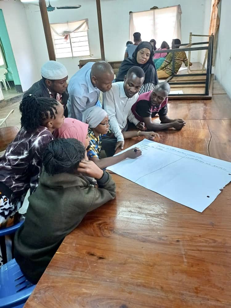 ShuleBora's tweet photo. To ensure every child access quality early grade education; #ShuleBora with the support from @TIE_Tanzania, @wizara_elimuTz, @OR_TAMISEMI and Tanga Teachers College (TTC) has trained 44 dedicated community teaching assistants from 11 LGAs in #Tanga.
1/2 https://t.co/9DU4tSisYl