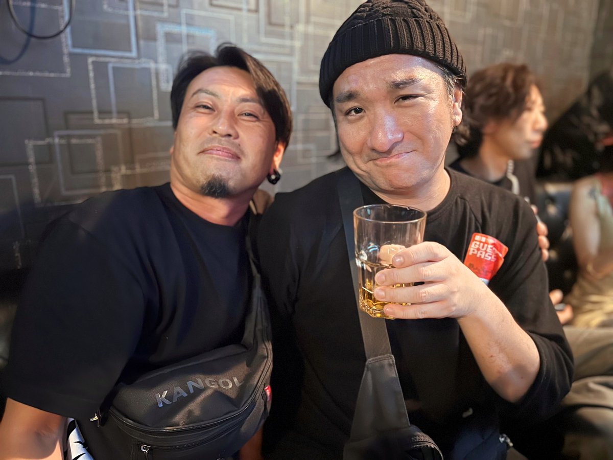 chonchonsai's tweet photo. 素敵な夜でした。
���りがとうございました。
久しぶりに会えた方もいて嬉しかったな〜！
写真は胸熱な先輩たち🙏🏻

#静かなる虫達の叫び https://t.co/j9nqWZEzKo