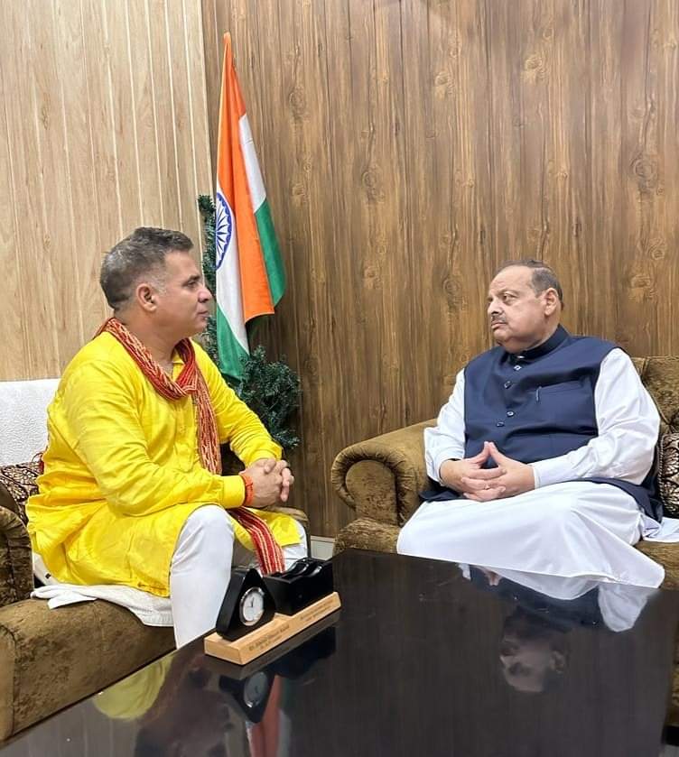 RavinderRaina's tweet photo. With Sh @DevenderSRana Ji at Party HQ Jammu. 
श्रीमान् देवेन्द्र सिंह राणा जी के साथ राजनीतिक तथा संगठनात्मक विषयों पर 
चर्चा करते हुए !! https://t.co/cbFP52u2P2