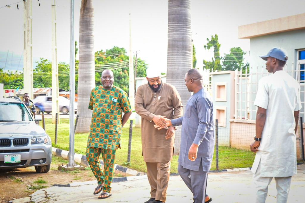 Chiefpressngs's tweet image. The Governor, while on transit sighted Barr. Beji coming out of his chamber, he stopped and demonstrated oneness, to foster understanding and promote bipartisanship as well as politics devoid of bitterness.

#ANewNigerIsAchievable 
#PoliticsWithoutBitterness 
#UnityGovernment