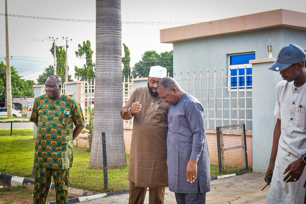 Chiefpressngs's tweet image. The Governor, while on transit sighted Barr. Beji coming out of his chamber, he stopped and demonstrated oneness, to foster understanding and promote bipartisanship as well as politics devoid of bitterness.

#ANewNigerIsAchievable 
#PoliticsWithoutBitterness 
#UnityGovernment