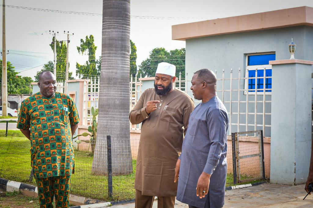 Chiefpressngs's tweet image. The Governor, while on transit sighted Barr. Beji coming out of his chamber, he stopped and demonstrated oneness, to foster understanding and promote bipartisanship as well as politics devoid of bitterness.

#ANewNigerIsAchievable 
#PoliticsWithoutBitterness 
#UnityGovernment