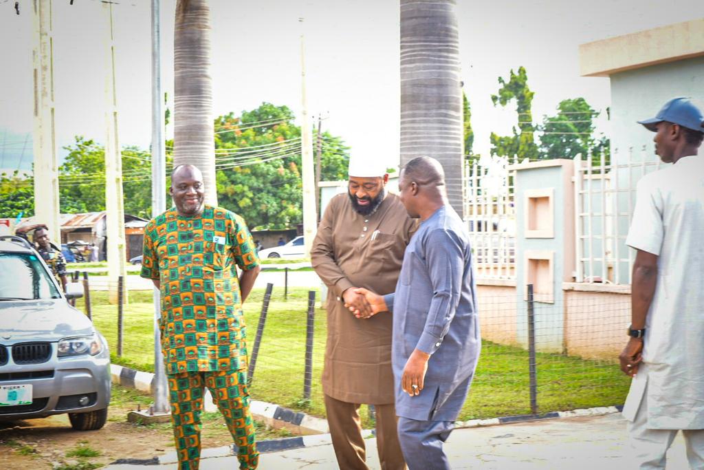 Chiefpressngs's tweet image. The Governor, while on transit sighted Barr. Beji coming out of his chamber, he stopped and demonstrated oneness, to foster understanding and promote bipartisanship as well as politics devoid of bitterness.

#ANewNigerIsAchievable 
#PoliticsWithoutBitterness 
#UnityGovernment