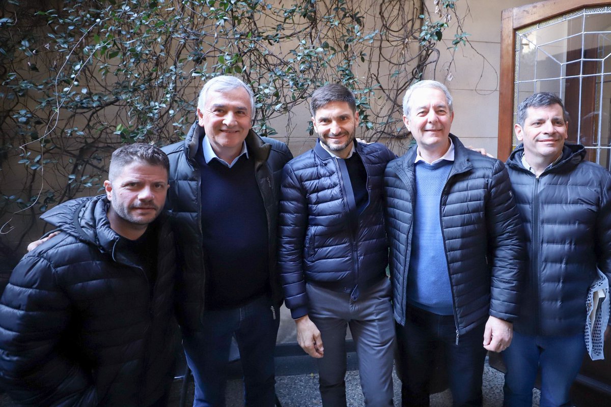 GerardoMorales's tweet photo. En Rosario, me reuní con @maxipullaro y dirigentes santafesinos que están comprometidos con nuestro programa de gobierno. Detrás de @horaciorlarreta hay un equipo con experiencia, capacidad de gestión y decisión. Vamos a trabajar juntos para cambiarles la vida a todos los argentinos.