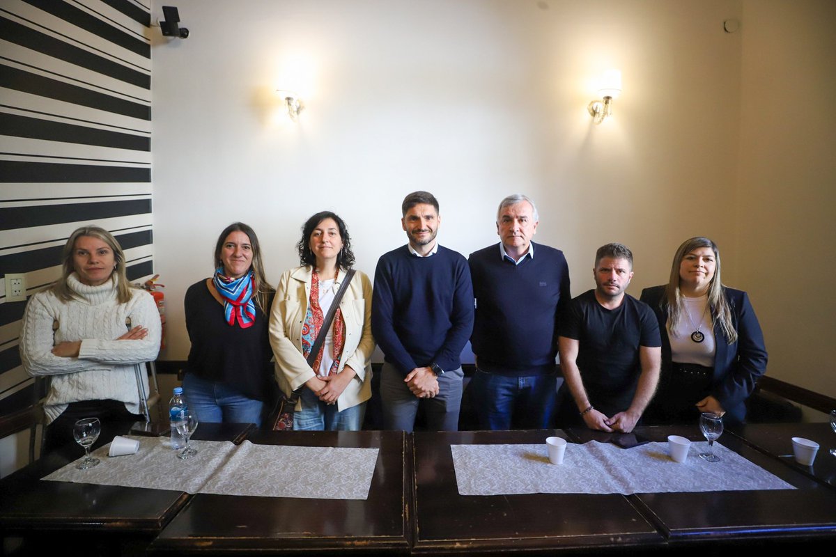 GerardoMorales's tweet photo. En Rosario, me reuní con @maxipullaro y dirigentes santafesinos que están comprometidos con nuestro programa de gobierno. Detrás de @horaciorlarreta hay un equipo con experiencia, capacidad de gestión y decisión. Vamos a trabajar juntos para cambiarles la vida a todos los argentinos.