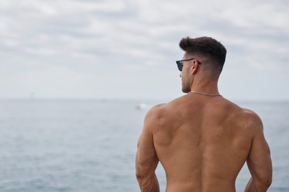 Mirando al otro lado para ver un croissant 🥐 con fucking café ☕