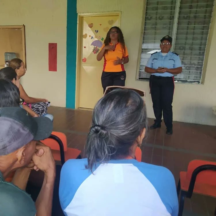 En el marco de las Escuelas Abiertas, orientación brindada cada año por nuestro presidente Nicolás Maduro,  el Instituto Mamá Rosa mediante el programa de Orientación y Formación llevó una capacitación especial a la unidad educativa Apacuana.
#PuebloVamosConTodo