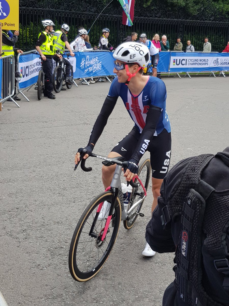 BindingDesign's tweet photo. @NBCSCycling He even took time for fans at the start in Edinburgh👏👏 #uciworldchampionships2023 https://t.co/8iZbW1hK8l