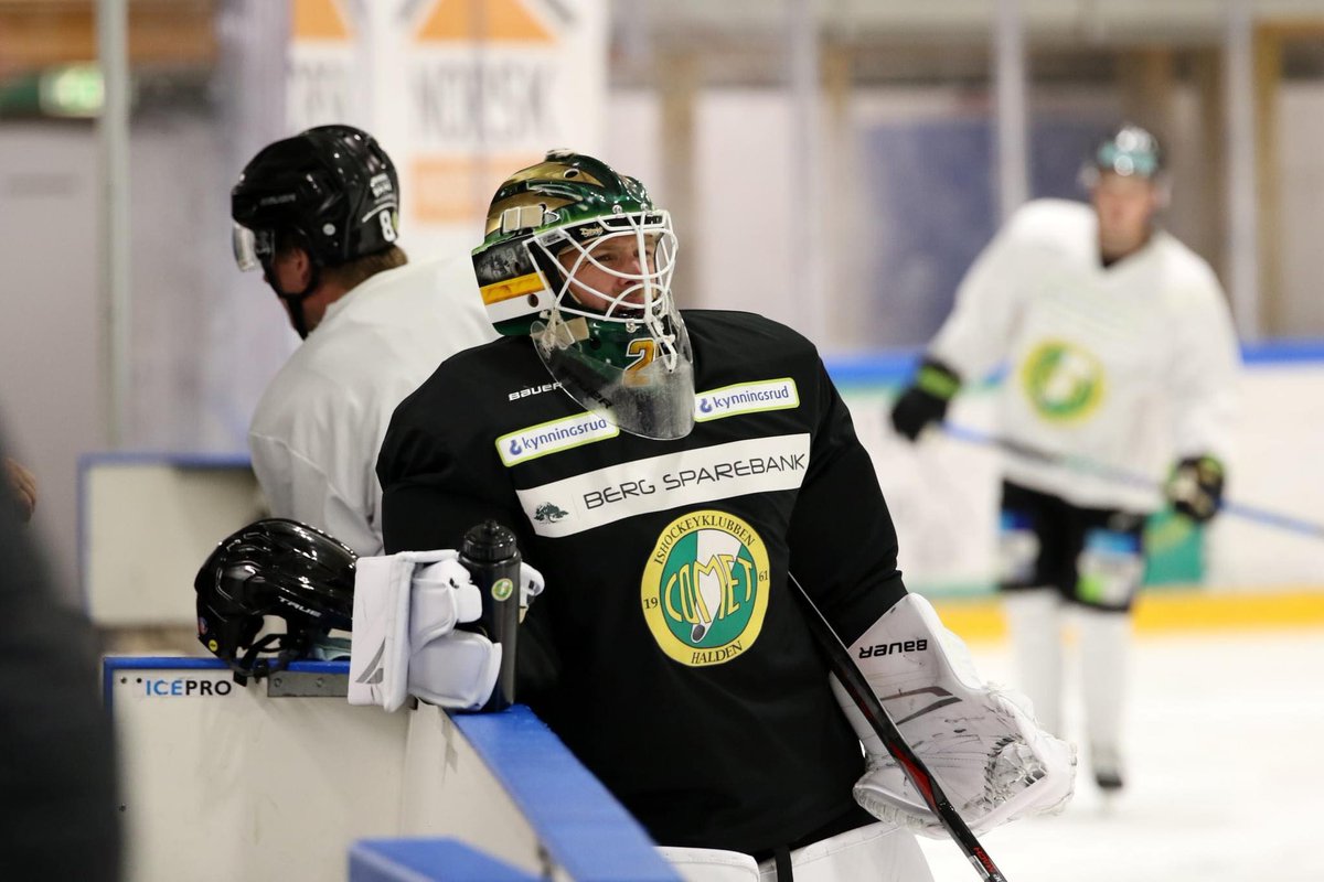 comethalden's tweet photo. Første istrening er unnagjort!💚
Vi tok en prat med Leffe og Kristian Høvik Etter treningen🙌
Hør hva de hadde å si her:
https://t.co/yVP3Q70yCn
#2hockey #comethalden #grønnogstolt
Foto: Sofie Kitterød. https://t.co/DTw7iMdgjJ