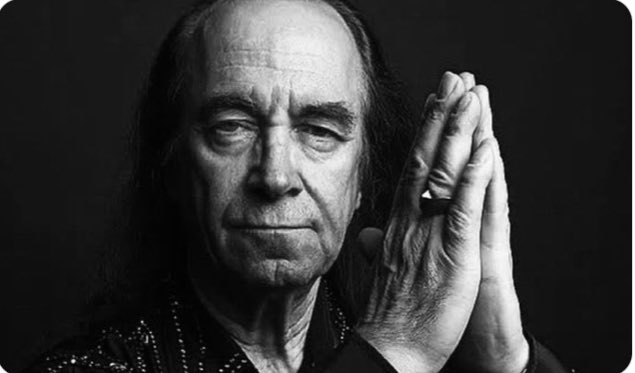 Yıldız kaydı, dilek tut hemen, aman kimseye söyleme, yoksa dileğin olmaz derler, halbuki yıldız mıldız kaymaz, göktaşıdır o, atmosfere girerken yanar, yalandan iz bırakır ardında, gecenin geçici karanlığında, o yüzden tutmaz dileklerin… Yıldız dediğin yeryüzünde kayar aslında,