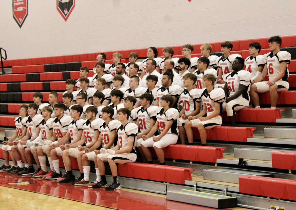 thebarnhearts's tweet image. Our Brookside Seniors! ❤️🖤🏈#classof2024 #CardinalStrong @ScottOD91 @PrincipalAdkins @Brookside_AD