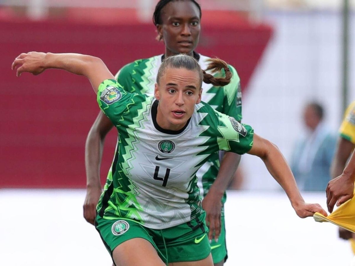 ashleigh plumptre 
لاعبة منتخب نيجيريا للسيدات الجد نيجيري والجدة انجليزية الاب خليط نيجيري انجليزي الام انجليزية 🤔
شكلياً لا علاقة لها بجماعة جنوب الصحراء لكن اصلها يعود لهم