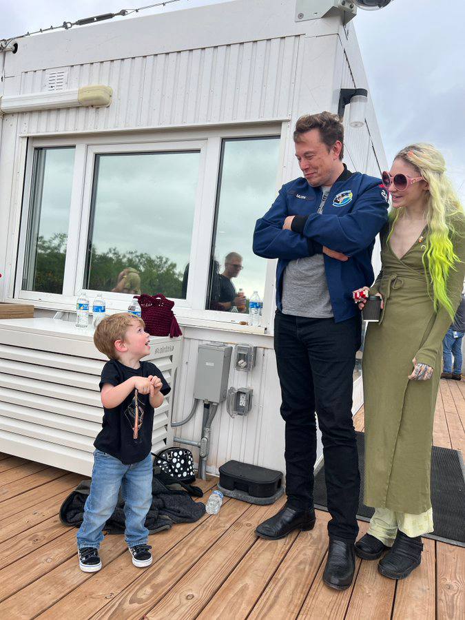 GRIMESBRAZIL's tweet photo. Grimes, baby X e Elon Musk em Boca Chica, Texas. https://t.co/iv8SGxO4Ns