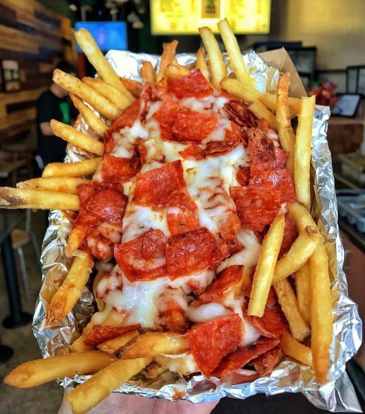 FoodPleaser's tweet image. Pepperoni Pizza Fries 🍟 🍕