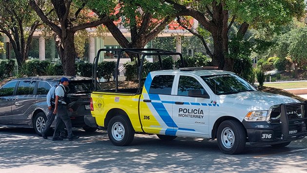 PeriodicoZocalo's tweet photo. Muere joven en la biblioteca del Tec de Monterrey durante su primer día de clases

#NuevoLeón: Una fuente policial informó que la víctima es una joven de unos 20 años, quien presuntamente se desvaneció repentinamente; habría perdido la vida de manera natural.

https://t.co/v9sM2xmyCI