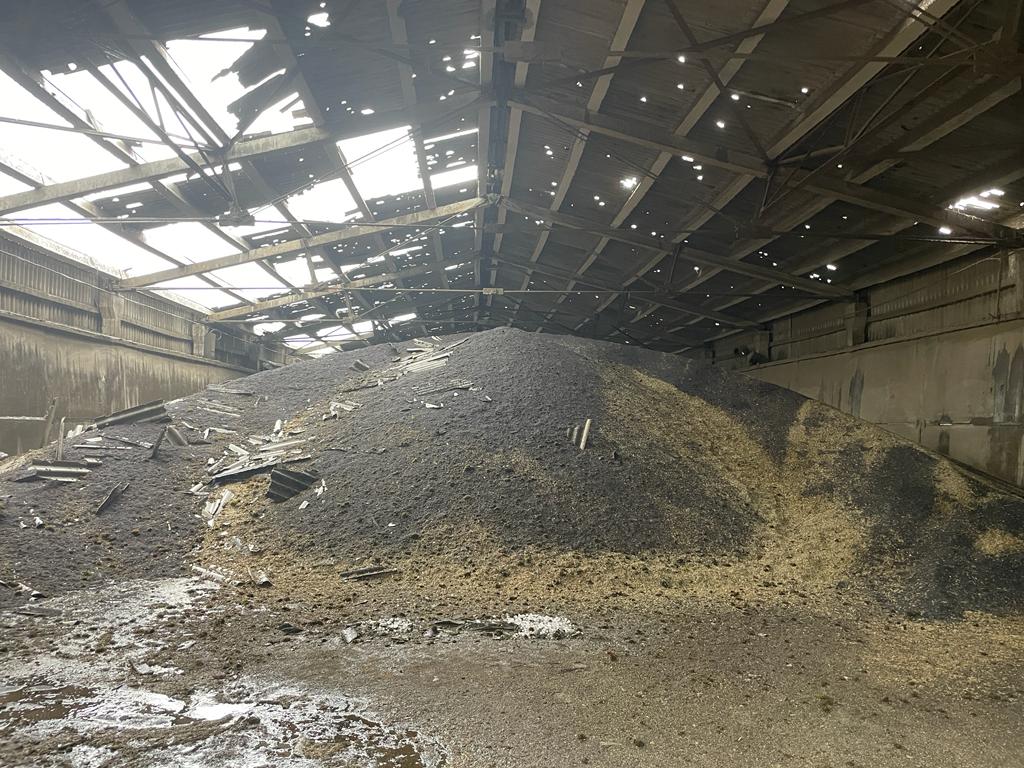 Valters_Bruss's tweet photo. Cerams rīt pieslēgs elektrību Augstkalnē. Tad varēsim sākt ar kalti kaut ko darīt. Vispirms jādabū prom ap 300 t. izkaltētu rapšu sēklu, kas gaidīja promvešanu uz ostu. Patreiz kaudze pilna ar šīfera atliekām, tagad būs pirms vešanas jālaiž uz tīrīšanu un varbūt atkal jākaltē. https://t.co/DVni2PapFE