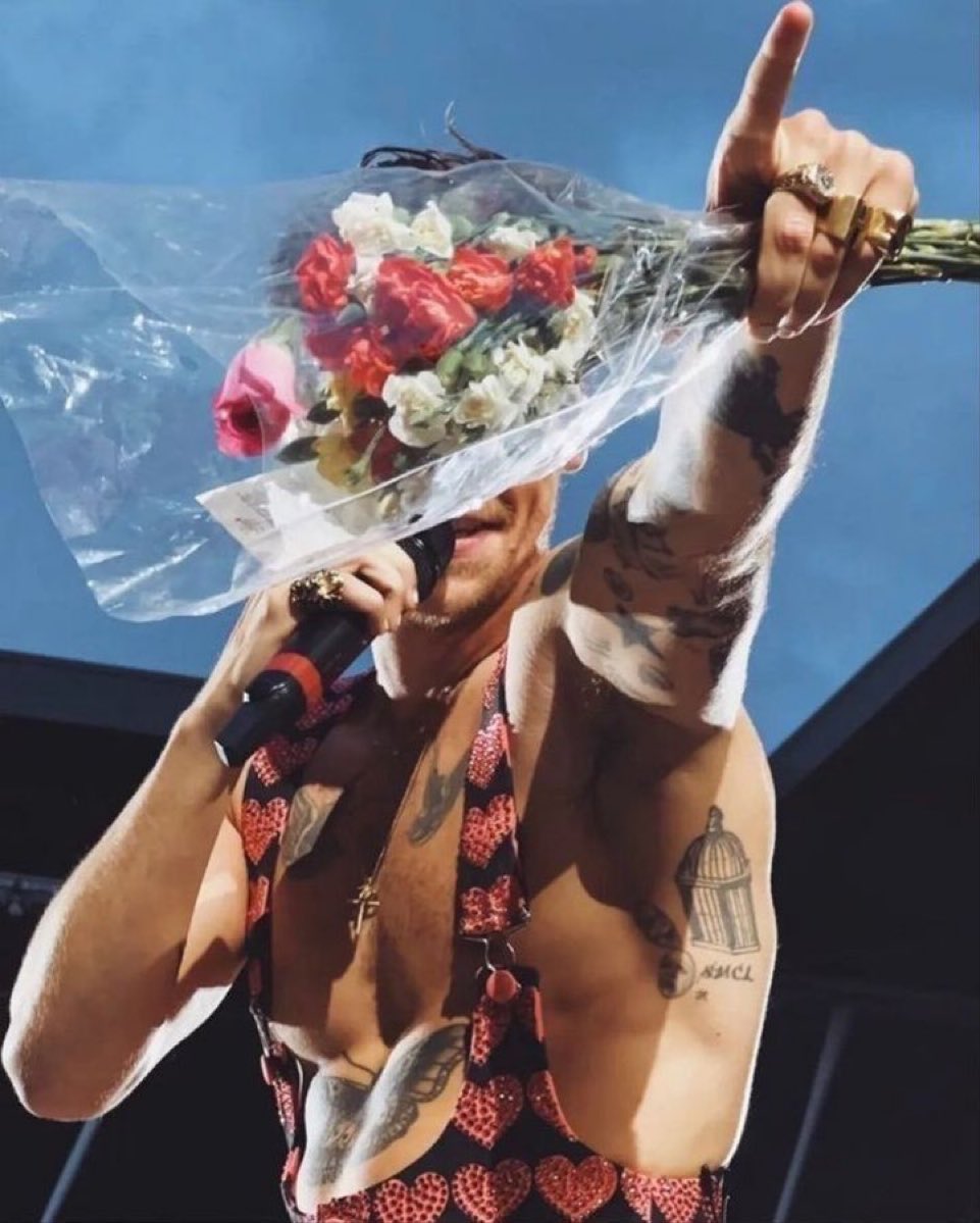 HSFEATURES's tweet photo. I was on my way to buy some flowers for you. 💐 https://t.co/4ChkauykC5