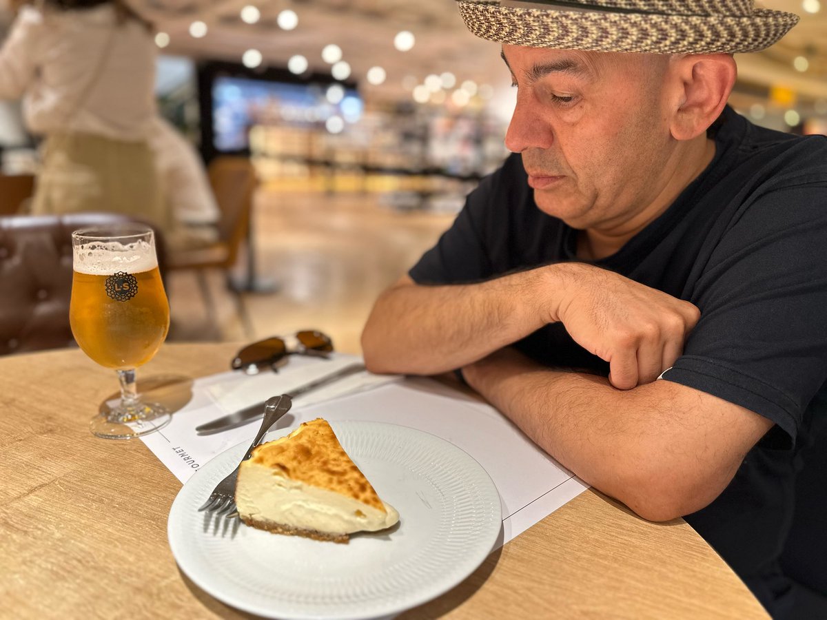 I don’t get a lot of sweets cravings too often but today, I am craving this Spanish Basque cheesecake. What sweets are you craving for right now? #SimonStares