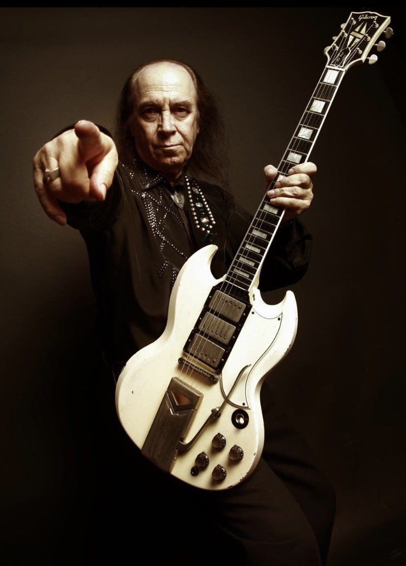 Yeri doldurulamayacak müthiş bir müzisyeni kaybettik.
"Efsane" Erkin Koray'a Allah'tan rahmet, yakınlarına ve sevenlerine sabırlar diliyorum. Mekânı cennet olsun.
#ErkinKoray